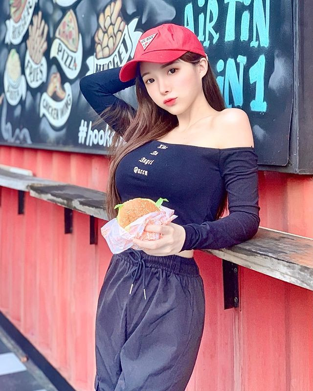 Gu thời trang trễ nải hút mắt của nữ DJ người Malaysia ngực khủng - Hình 16 Gu thoi trang tre nai hut mat cua nu DJ nguoi Malaysia nguc khung-Hinh-16