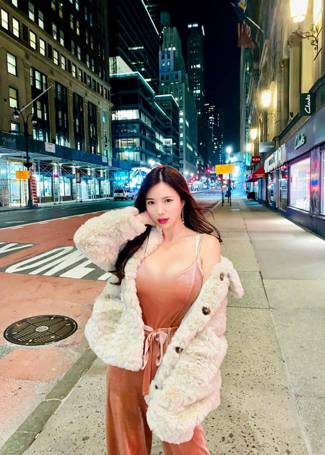 Gu thời trang trễ nải hút mắt của nữ DJ người Malaysia ngực khủng - Hình 9 Gu thoi trang tre nai hut mat cua nu DJ nguoi Malaysia nguc khung-Hinh-9