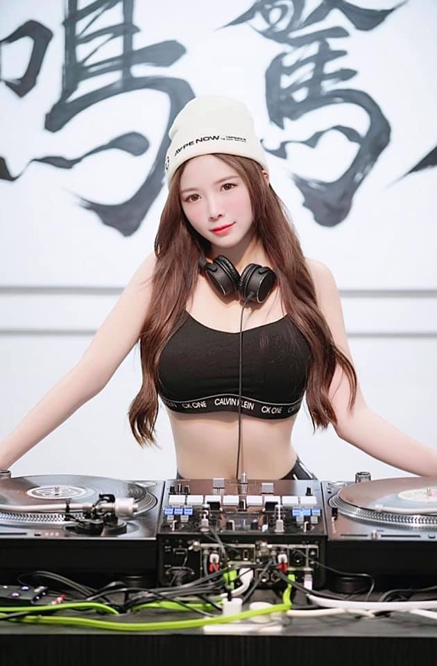 Gu thời trang trễ nải hút mắt của nữ DJ người Malaysia ngực khủng Gu thoi trang tre nai hut mat cua nu DJ nguoi Malaysia nguc khung