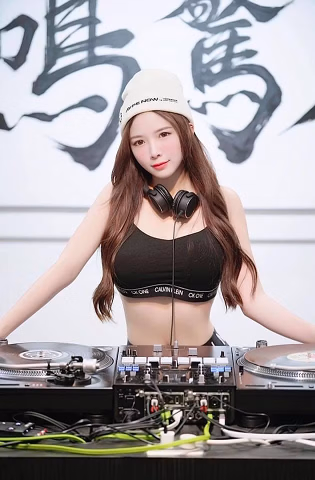 Gu thoi trang tre nai hut mat cua nu DJ nguoi Malaysia nguc khung