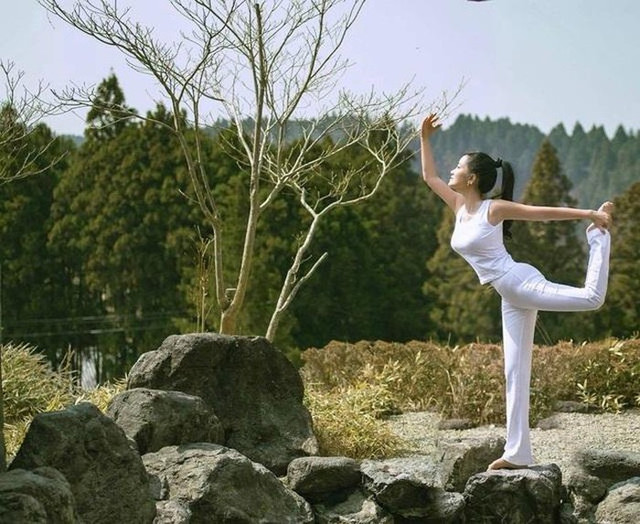 Hồng Nhung vẫn tươi trẻ như gái đôi mươi dù sang tuổi 50 - Hình 3 Hong Nhung van tuoi tre nhu gai doi muoi du sang tuoi 50-Hinh-3