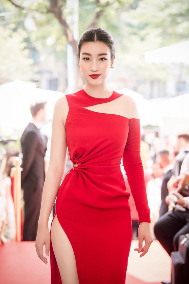 Cận cảnh cách ăn măc gợi cảm chết người của Hoa hậu Đỗ Mỹ Linh - Hình 7 Can canh cach an mac goi cam chet nguoi cua Hoa hau Do My Linh-Hinh-7