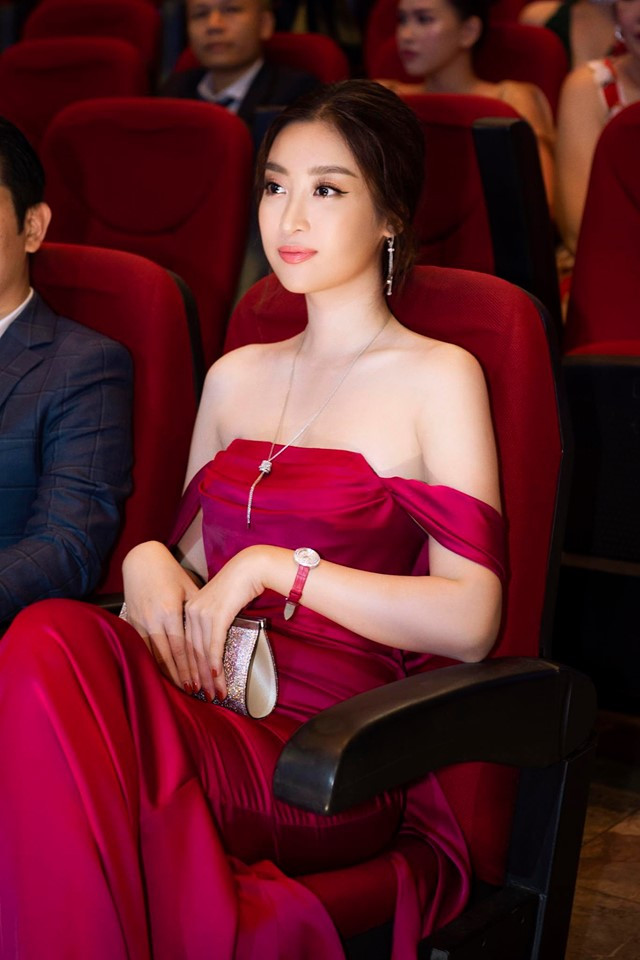 Cận cảnh cách ăn măc gợi cảm chết người của Hoa hậu Đỗ Mỹ Linh - Hình 9 Can canh cach an mac goi cam chet nguoi cua Hoa hau Do My Linh-Hinh-9