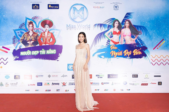 Cận cảnh cách ăn măc gợi cảm chết người của Hoa hậu Đỗ Mỹ Linh - Hình 4 Can canh cach an mac goi cam chet nguoi cua Hoa hau Do My Linh-Hinh-4