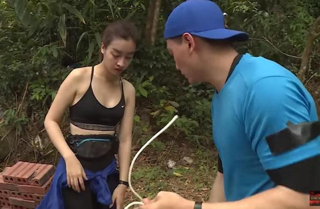 Những mỹ nhân Cuộc đua kỳ thú mặc gợi cảm quá đà - Hình 9 Nhung my nhan Cuoc dua ky thu mac goi cam qua da-Hinh-9