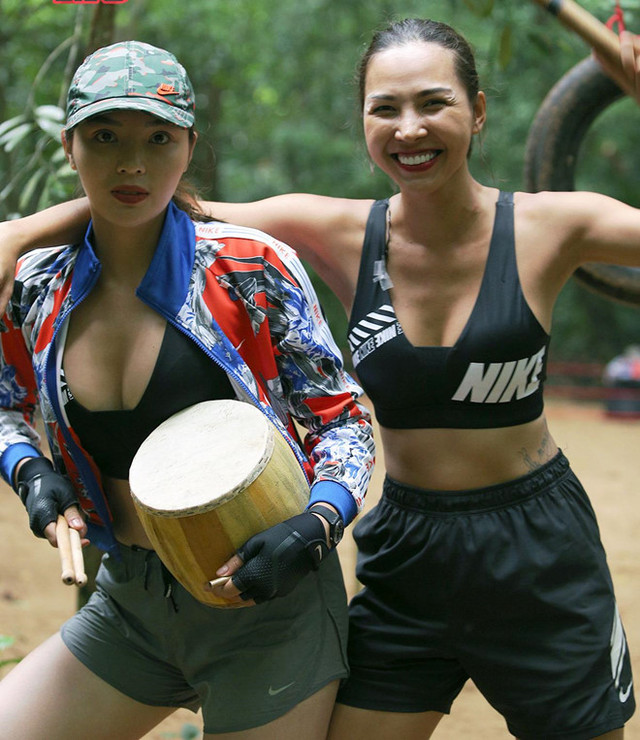 Những mỹ nhân Cuộc đua kỳ thú mặc gợi cảm quá đà - Hình 5 Nhung my nhan Cuoc dua ky thu mac goi cam qua da-Hinh-5