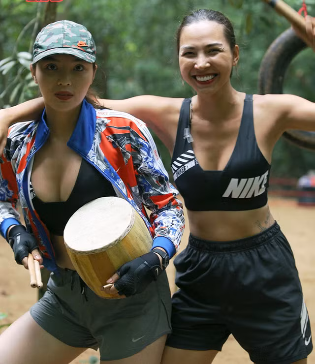 Những mỹ nhân Cuộc đua kỳ thú mặc gợi cảm quá đà - Hình 5 Nhung my nhan Cuoc dua ky thu mac goi cam qua da-Hinh-5