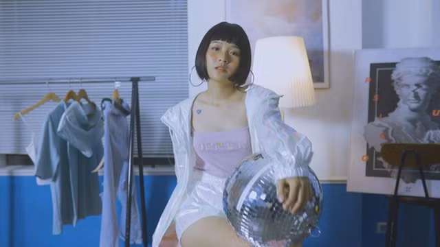 Hot girl cuop nu hon dau doi cua “Anh Duong” co phong cach thoi trang cuc “chat”-Hinh-3