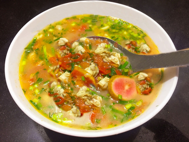 Can canh cac mon ngon dac san Van Don niu chan du khach-Hinh-11