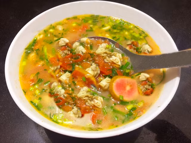 Can canh cac mon ngon dac san Van Don niu chan du khach-Hinh-11