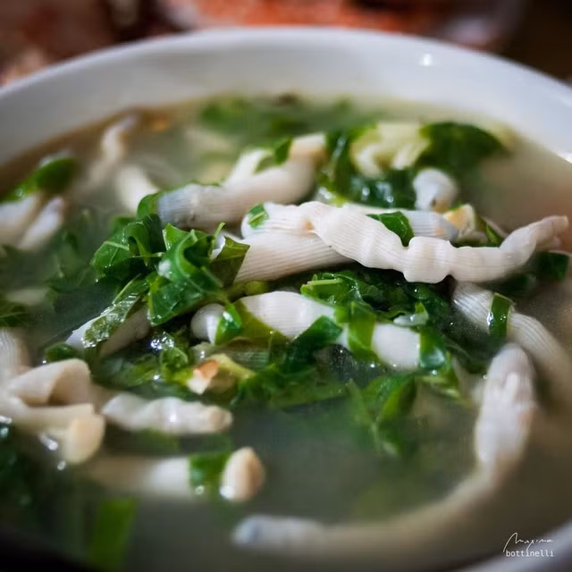 Can canh cac mon ngon dac san Van Don niu chan du khach-Hinh-5