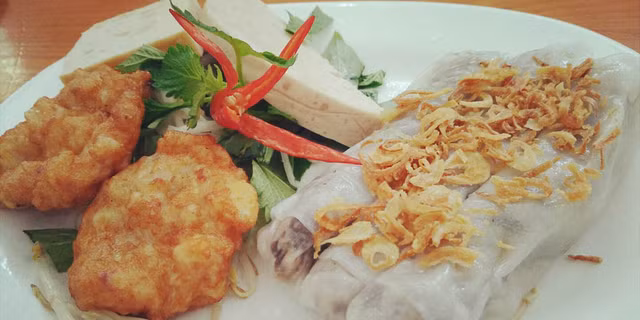 Can canh cac mon ngon dac san Van Don niu chan du khach-Hinh-2