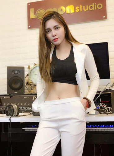 Mỹ nhân “tiểu tam” trong Về nhà đi con khoe vòng eo con kiến - Hình 2 My nhan “tieu tam” trong Ve nha di con khoe vong eo con kien-Hinh-2