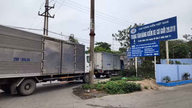 Can canh 2 Trung tam dang kiem o Ha Noi ngay dau hoat dong tro lai sau dieu tra sai pham