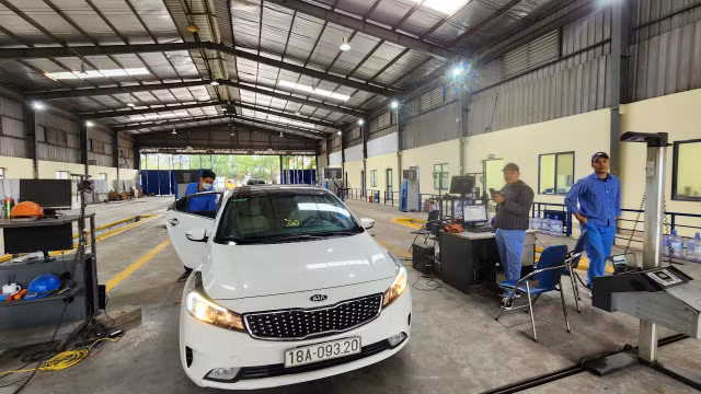 Can canh 2 Trung tam dang kiem o Ha Noi ngay dau hoat dong tro lai sau dieu tra sai pham-Hinh-12