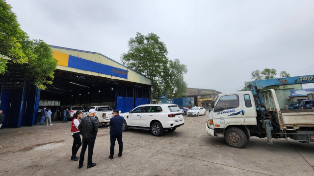 Cận cảnh 2 Trung tâm đăng kiểm ở Hà Nội ngày đầu hoạt động trở lại sau điều tra sai phạm - Hình 11 Can canh 2 Trung tam dang kiem o Ha Noi ngay dau hoat dong tro lai sau dieu tra sai pham-Hinh-11