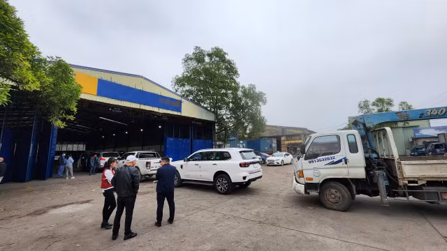 Can canh 2 Trung tam dang kiem o Ha Noi ngay dau hoat dong tro lai sau dieu tra sai pham-Hinh-11