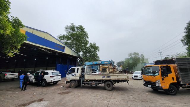 Cận cảnh 2 Trung tâm đăng kiểm ở Hà Nội ngày đầu hoạt động trở lại sau điều tra sai phạm - Hình 14 Can canh 2 Trung tam dang kiem o Ha Noi ngay dau hoat dong tro lai sau dieu tra sai pham-Hinh-14