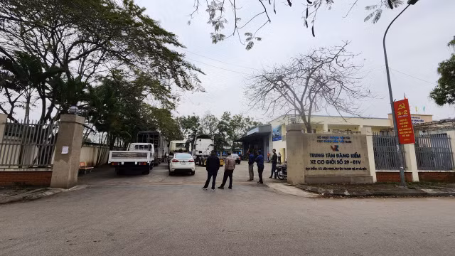 Can canh 2 Trung tam dang kiem o Ha Noi ngay dau hoat dong tro lai sau dieu tra sai pham-Hinh-3