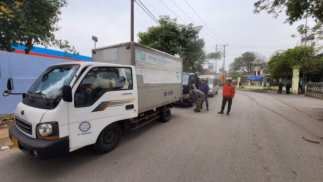 Can canh 2 Trung tam dang kiem o Ha Noi ngay dau hoat dong tro lai sau dieu tra sai pham-Hinh-2