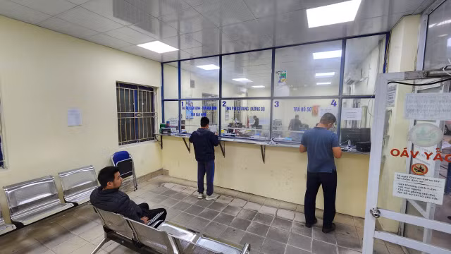 Can canh 2 Trung tam dang kiem o Ha Noi ngay dau hoat dong tro lai sau dieu tra sai pham-Hinh-13