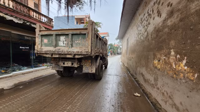 Nguoi dan kho vi tuyen duong DH52 ngap ngua bun dat, bui ban