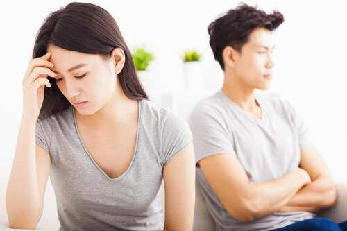 Sốc vì chồng nghiện tình dục ép vợ đi học ân ái online Soc vi chong nghien tinh duc ep vo di hoc an ai online