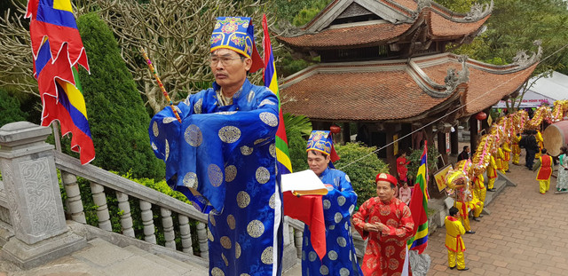 Ảnh: Nghi thức độc đáo tại lễ Khai bút đền thờ Chu Văn An - Hình 2 Anh: Nghi thuc doc dao tai le Khai but den tho Chu Van An-Hinh-2