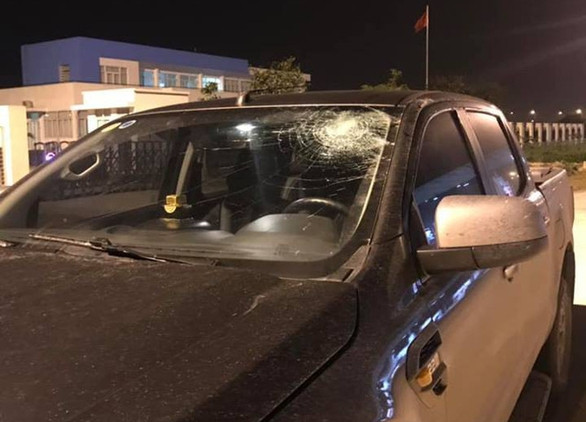 Nhóm thanh niên lên cao tốc Hải Phòng - Hà Nội ném vỡ kính ô tô Nhom thanh nien len cao toc Hai Phong - Ha Noi nem vo kinh o to