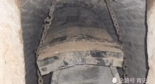 Bi an quan tai treo lo lung ben trong mo co hon 600 tuoi-Hinh-2