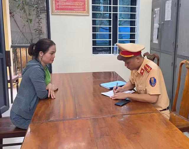 2 chiec o to mang bien xanh cung gan bien so 38A-1169-Hinh-2