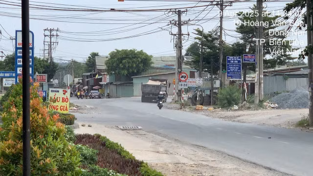 Xe ben lưu thông qua đường Hoàng Văn Bổn (Ảnh: Hàn Giang)