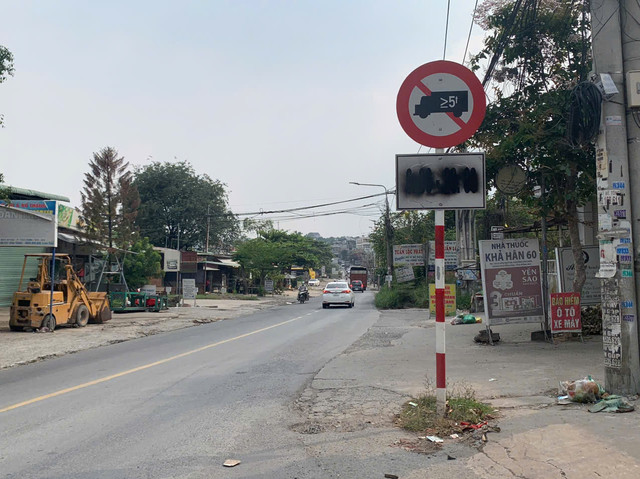 Biển báo cấm giờ đã bị bôi đen (Ảnh: Hàn Giang) Biển báo cấm giờ đã bị bôi đen (Ảnh: Hàn Giang)