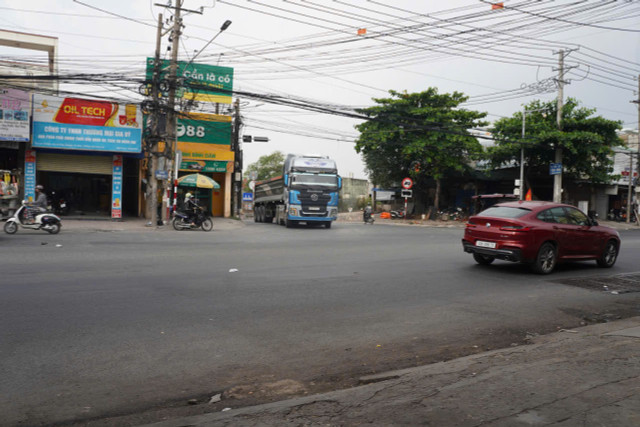 Xe ben lưu thông từ đường Hoàng Văn Bổn ra Quốc lộ 1A (Ảnh: Hàn Giang) Xe ben lưu thông từ đường Hoàng Văn Bổn ra Quốc lộ 1A (Ảnh: Hàn Giang)