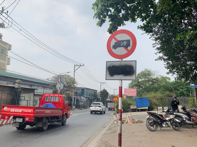 Biển cấm giờ đầu đường Hoàng Văn Bổn bị bôi đen (Ảnh: Hàn Giang) Biển cấm giờ đầu đường Hoàng Văn Bổn bị bôi đen (Ảnh: Hàn Giang)