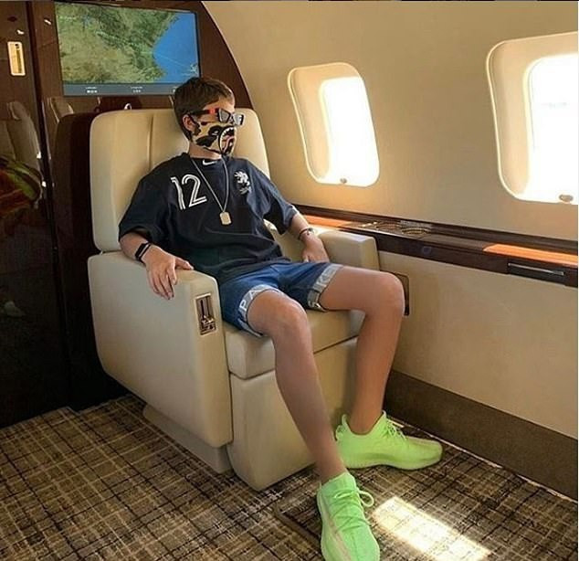 Chanlel, Fendi, LV tung ra loạt khẩu trang hàng hiệu cho hội nhà giàu - Hình 5 Chanlel, Fendi, LV tung ra loat khau trang hang hieu cho hoi nha giau-Hinh-5