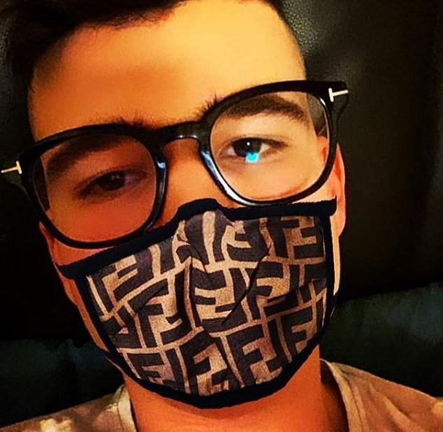 Chanlel, Fendi, LV tung ra loạt khẩu trang hàng hiệu cho hội nhà giàu - Hình 4 Chanlel, Fendi, LV tung ra loat khau trang hang hieu cho hoi nha giau-Hinh-4