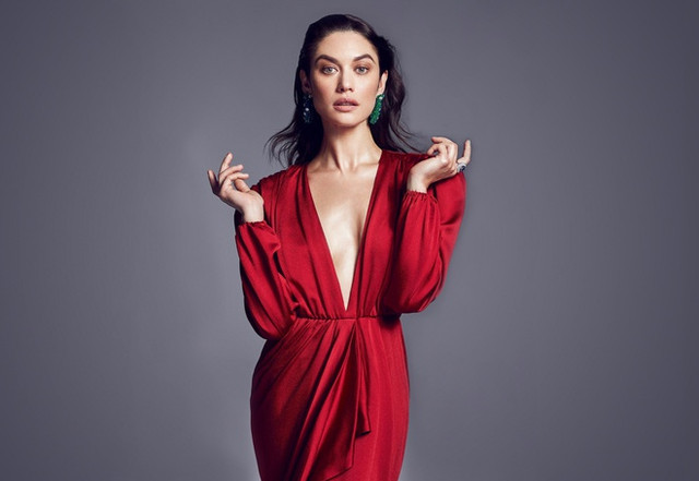 Xem body nóng bỏng mắt của nữ diễn viên Bond Girl dương tính Covid-19 - Hình 2 Xem body nong bong mat cua nu dien vien Bond Girl duong tinh Covid-19-Hinh-2