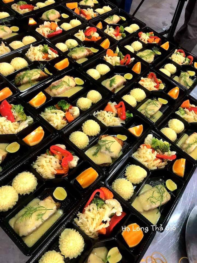 Mãn nhãn những suất cơm khách sạn nấu cho người cách ly chống Covid-19 - Hình 3 Man nhan nhung suat com khach san nau cho nguoi cach ly chong Covid-19-Hinh-3