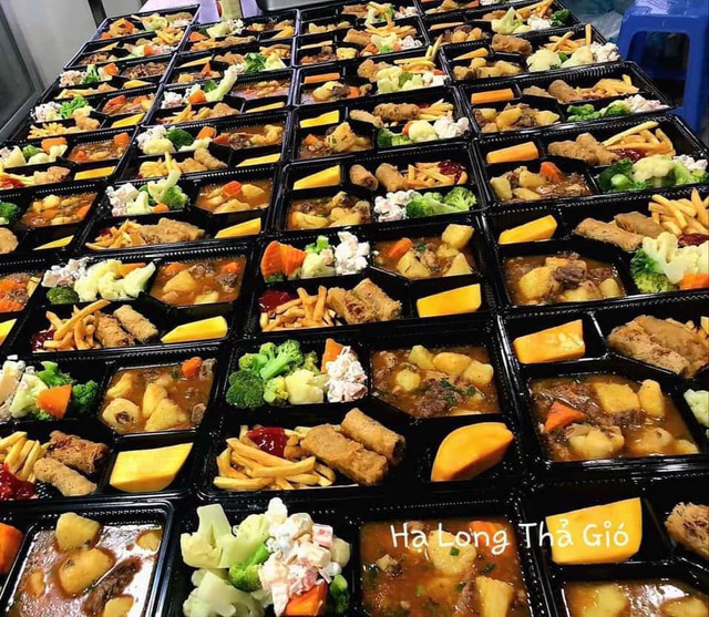 Mãn nhãn những suất cơm khách sạn nấu cho người cách ly chống Covid-19 - Hình 2 Man nhan nhung suat com khach san nau cho nguoi cach ly chong Covid-19-Hinh-2
