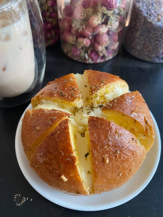 Bánh mì phô mai bơ tỏi Hàn Quốc 'cháy hàng' dân mạng - Hình 4 Banh mi pho mai bo toi Han Quoc 'chay hang' dan mang-Hinh-4