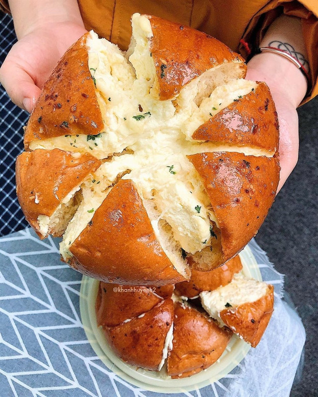 Bánh mì phô mai bơ tỏi Hàn Quốc 'cháy hàng' dân mạng - Hình 5 Banh mi pho mai bo toi Han Quoc 'chay hang' dan mang-Hinh-5