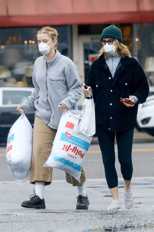 Hai huoc nhung trang phuc phong Covid-19 cua sao Hollywood-Hinh-8