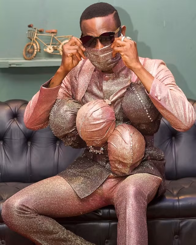 Hai huoc nhung trang phuc phong Covid-19 cua sao Hollywood-Hinh-6