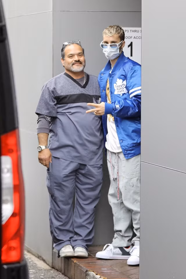 Hai huoc nhung trang phuc phong Covid-19 cua sao Hollywood-Hinh-7