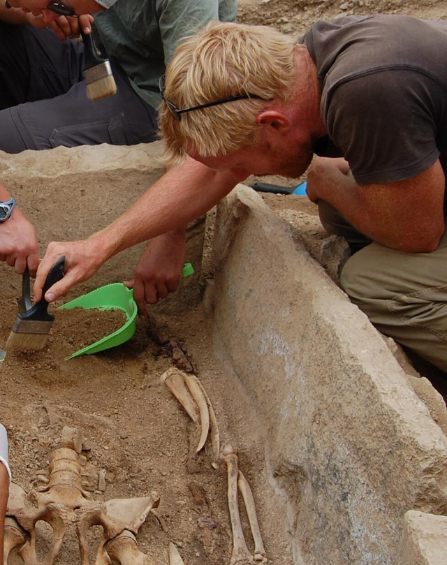 Khai quật 2 bộ hài cốt nữ chiến binh tìm thấy ở Mông Cổ Khai quat 2 bo hai cot nu chien binh tim thay o Mong Co