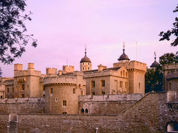 Bi mat cac 'lanh cung' chuyen giam cam vua, hoang hau Anh