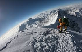 Vì sao 200 người bỏ mạng tại 'vùng đất chết' Everest? - Hình 3 Vi sao 200 nguoi bo mang tai 'vung dat chet' Everest?-Hinh-3