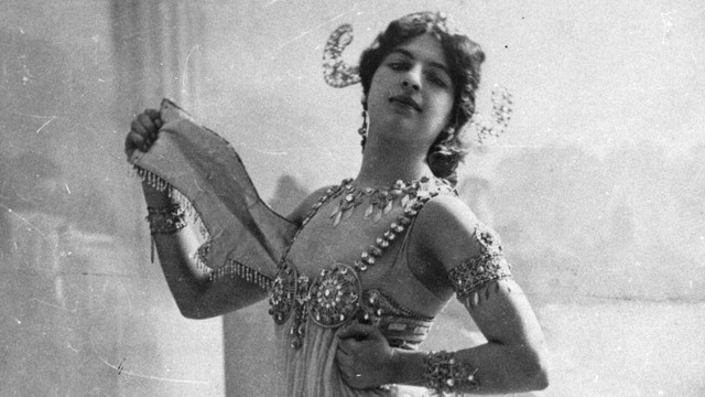 Ngam nu diep vien xinh dep va nong bong nhat The chien 1