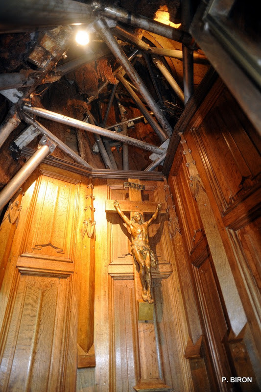 Độc đáo nhà nguyện trong cây sồi 1.000 tuổi ở Pháp - Hình 5 Doc dao nha nguyen trong cay soi 1.000 tuoi o Phap-Hinh-5